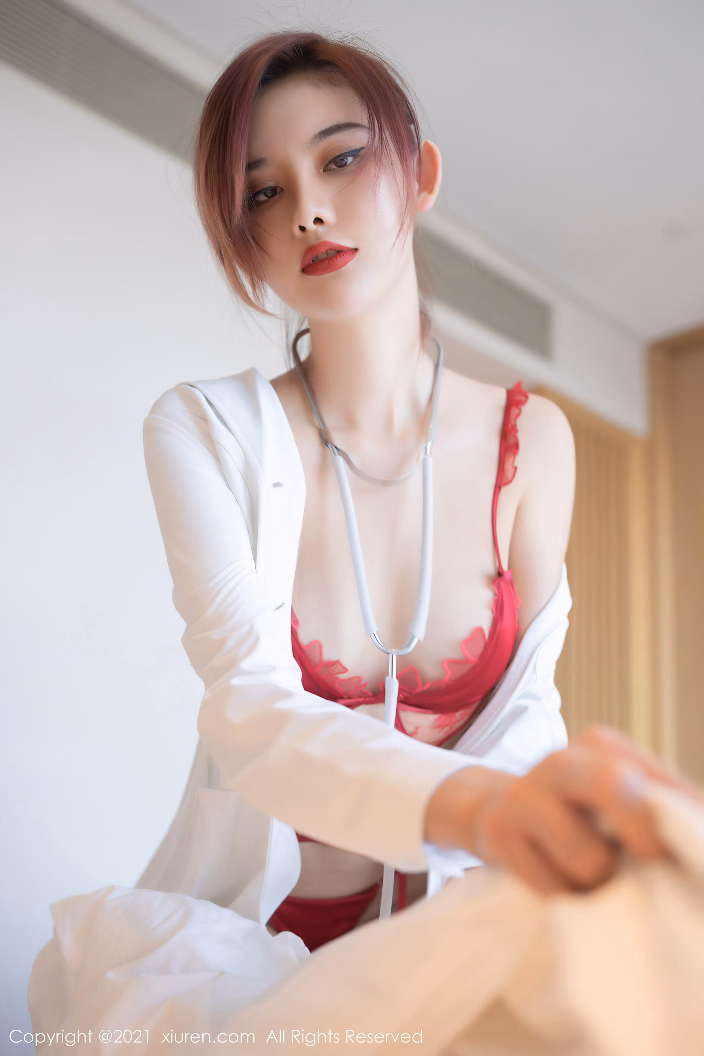 秀人网模特就是阿朱啊身穿白色医师服与红色蕾丝内衣跪在床上